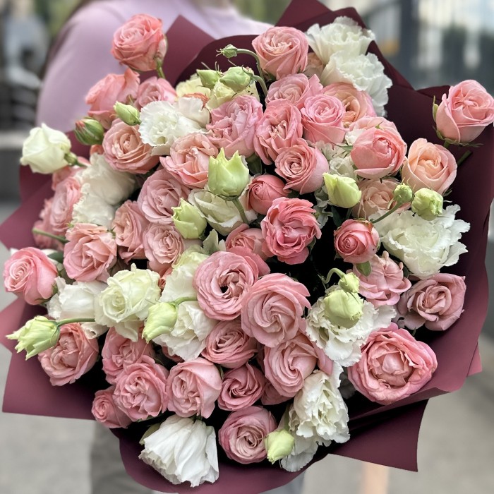 15 кустовых пионовидных роз Амэйзинг Мэджик с эустомой