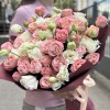 15 кустовых пионовидных роз Амэйзинг Мэджик с эустомой