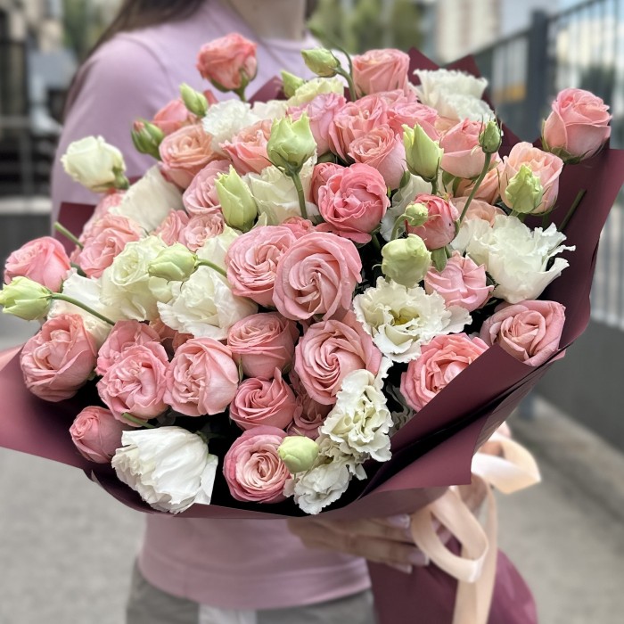 15 кустовых пионовидных роз Амэйзинг Мэджик с эустомой