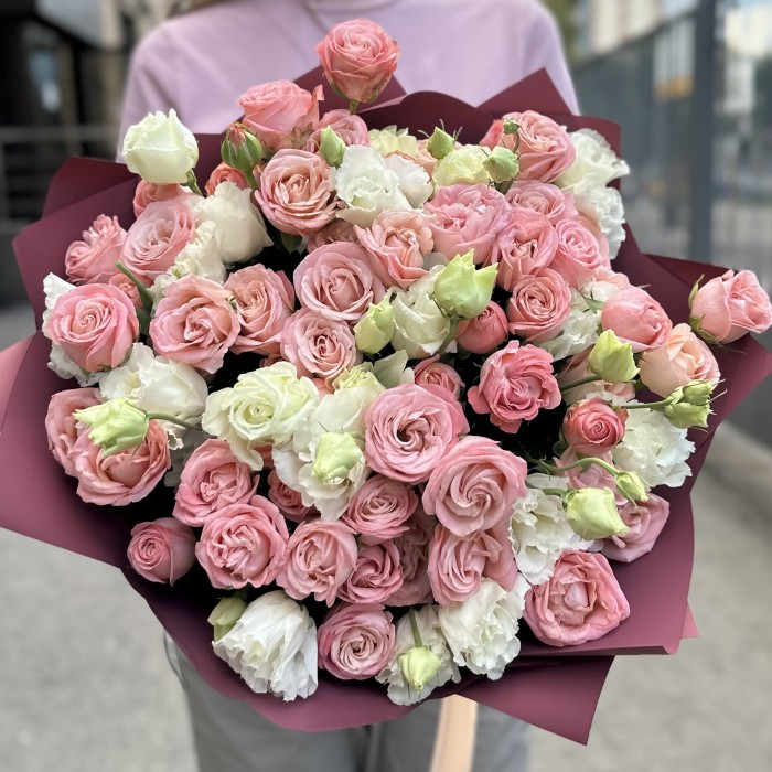 15 кустовых пионовидных роз Амэйзинг Мэджик с эустомой