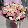 15 кустовых пионовидных роз Амэйзинг Мэджик с эустомой