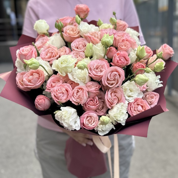 15 кустовых пионовидных роз Амэйзинг Мэджик с эустомой