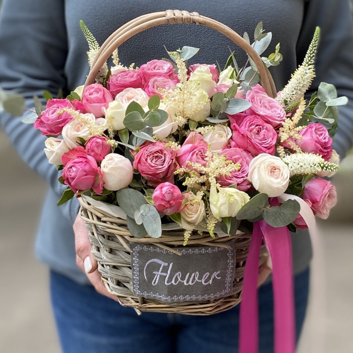 15 кустовых пионовидных роз Бомбастик в корзине