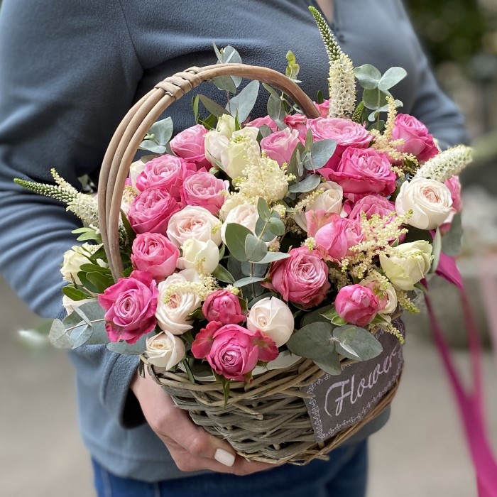 15 кустовых пионовидных роз Бомбастик в корзине