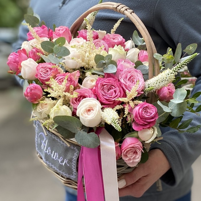 15 кустовых пионовидных роз Бомбастик в корзине