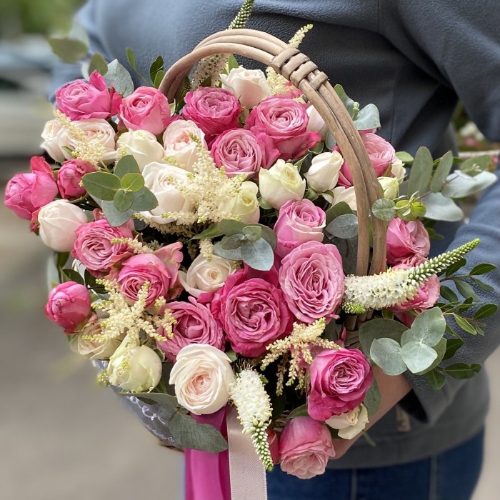 15 кустовых пионовидных роз Бомбастик в корзине