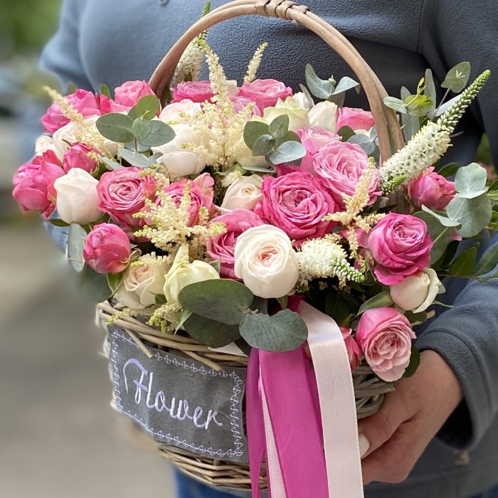 15 кустовых пионовидных роз Бомбастик в корзине