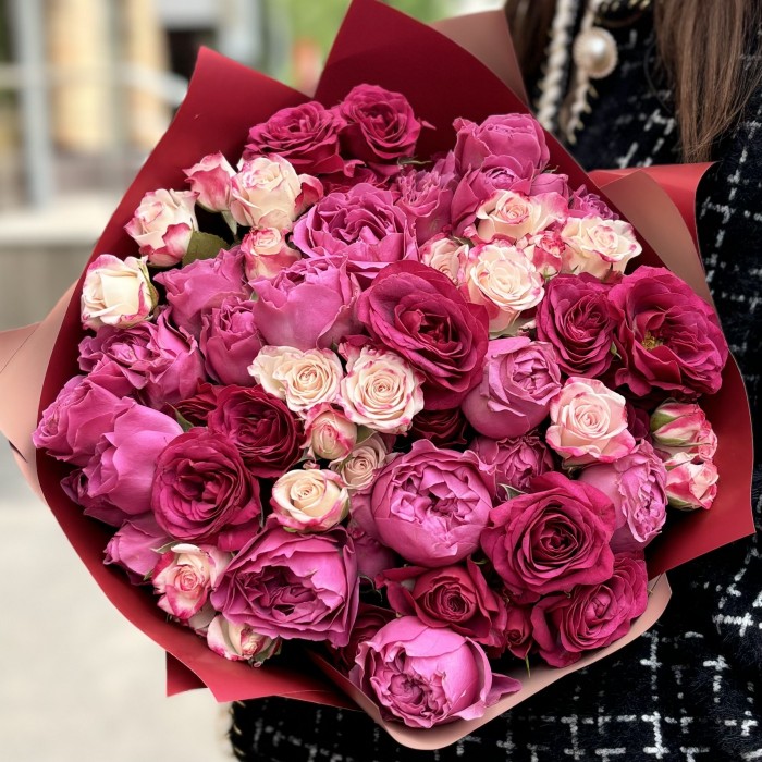 15 кустовых пионовидных роз Леди Роуз