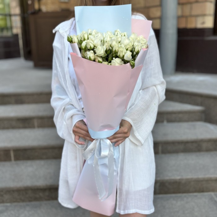 15 кустовых роз Сноу Бабл 80 см в упаковке