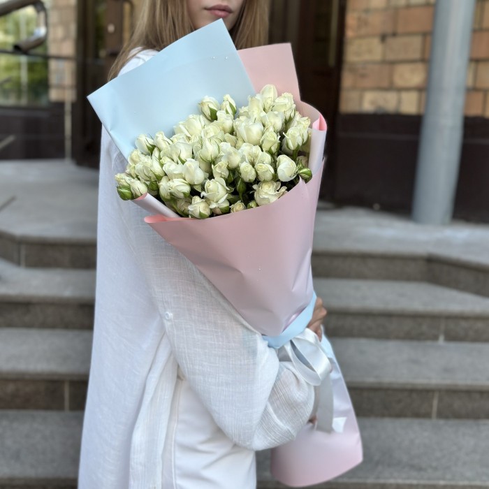 15 кустовых роз Сноу Бабл 80 см в упаковке