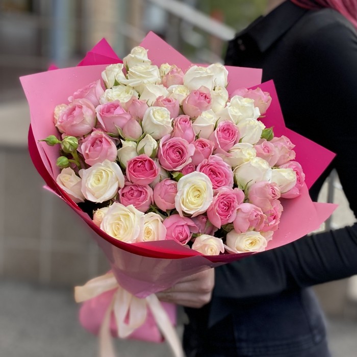 15 кустовых роз Сноу Бабл и Динара