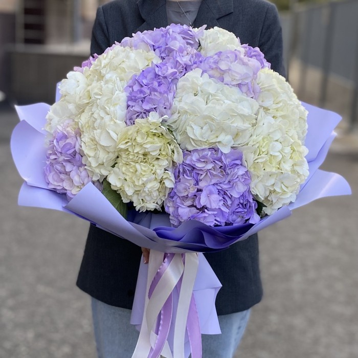 15 лавандовых и белых гортензий
