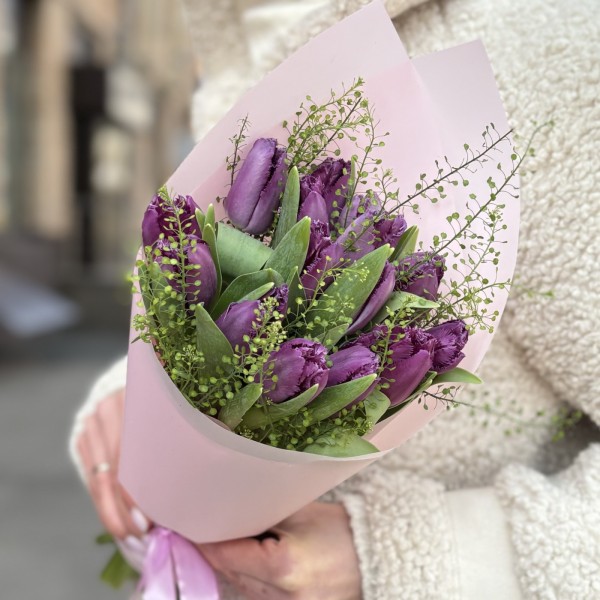 15 махровых фиолетовых тюльпанов с гринбелом