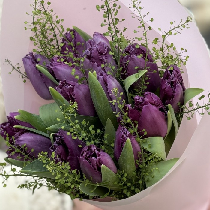 15 махровых фиолетовых тюльпанов с гринбелом
