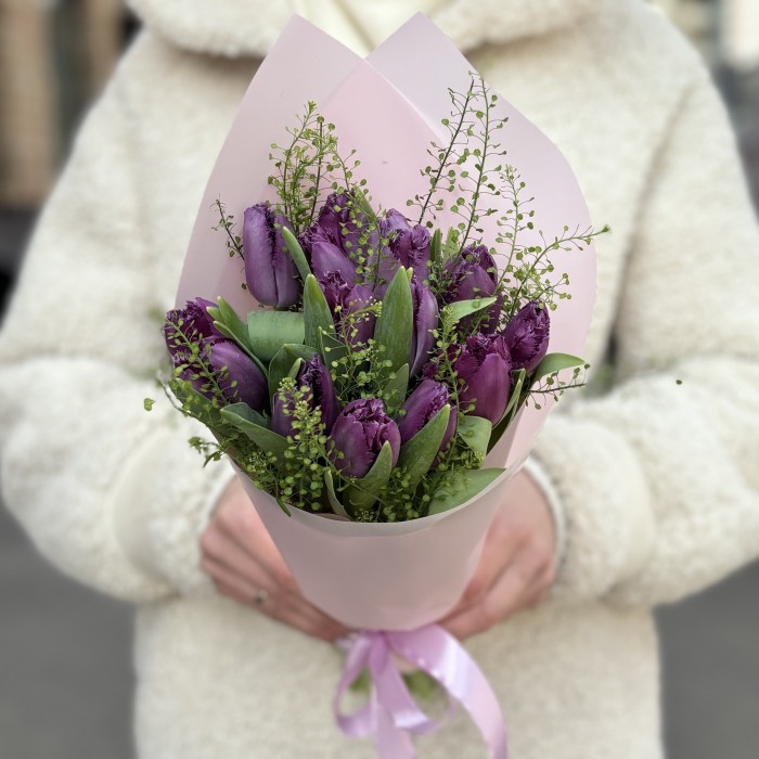 15 махровых фиолетовых тюльпанов с гринбелом
