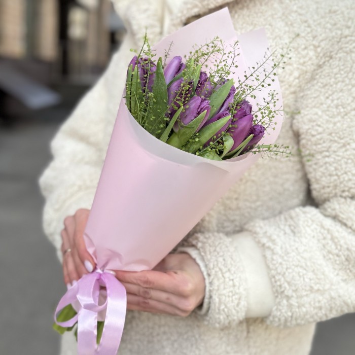 15 махровых фиолетовых тюльпанов с гринбелом