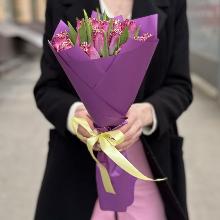 15 махровых темно-розовых тюльпанов в упаковке