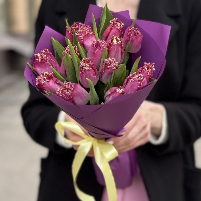 15 махровых темно-розовых тюльпанов в упаковке