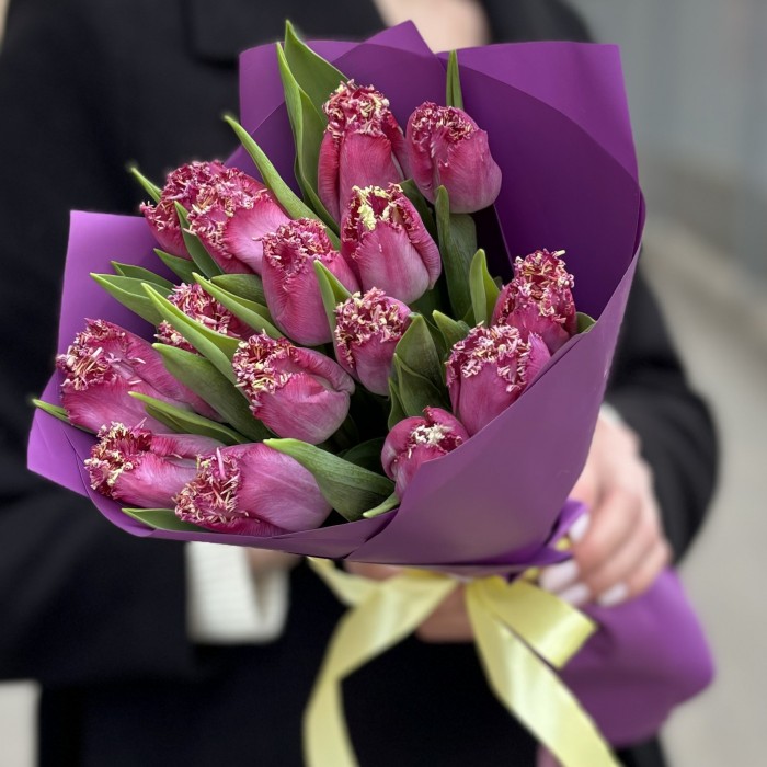 15 махровых темно-розовых тюльпанов в упаковке