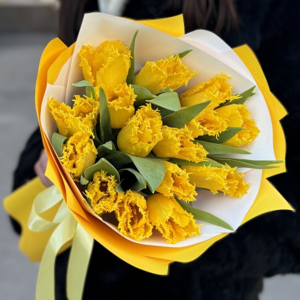 15 махровых желтых тюльпанов