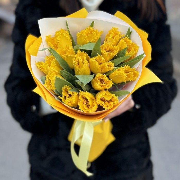15 махровых желтых тюльпанов