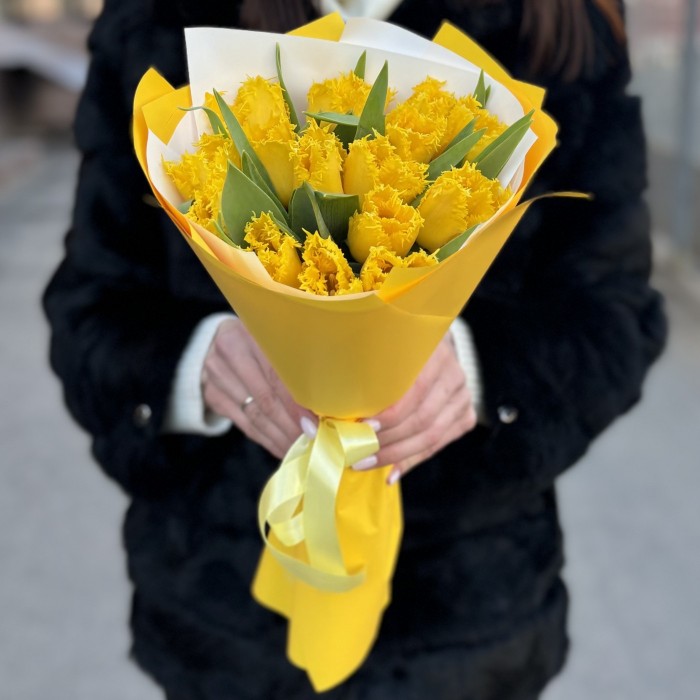15 махровых желтых тюльпанов
