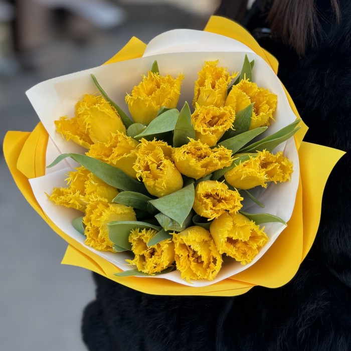 15 махровых желтых тюльпанов