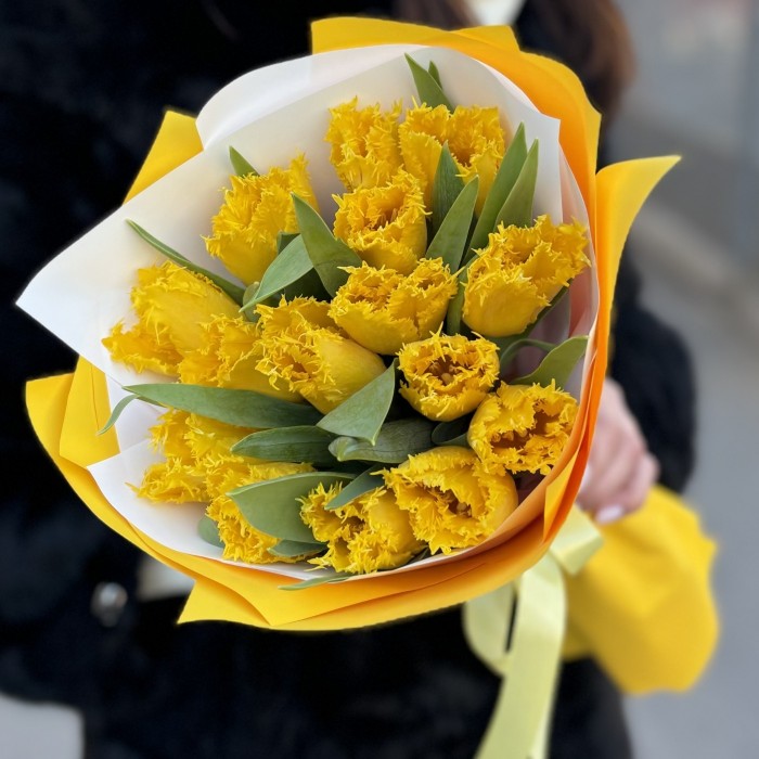 15 махровых желтых тюльпанов
