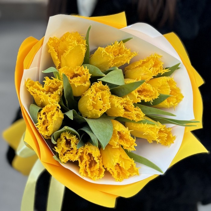 15 махровых желтых тюльпанов