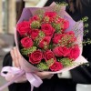15 малиновых роз Такаци с гринбелом