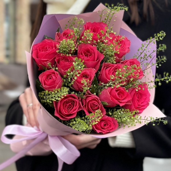 15 малиновых роз с гринбелом