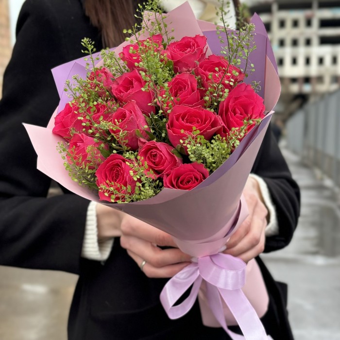 15 малиновых роз с гринбелом