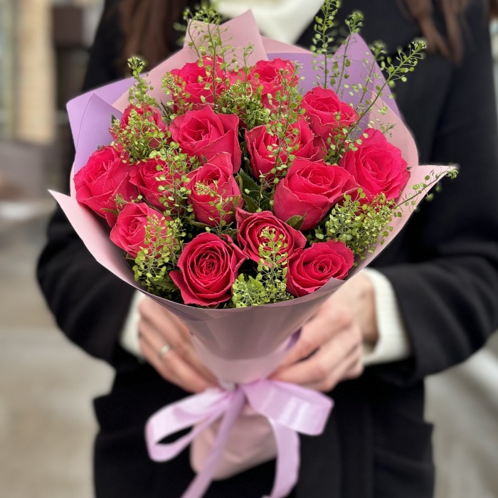 15 малиновых роз с гринбелом