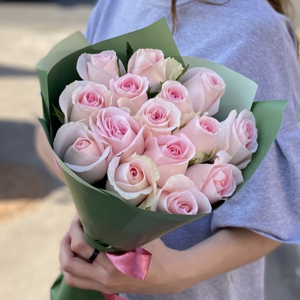15 нежно-розовых роз Свит Ревиваль 40 см