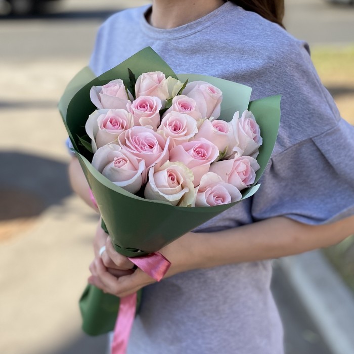 15 нежно-розовых роз Свит Ревиваль 40 см