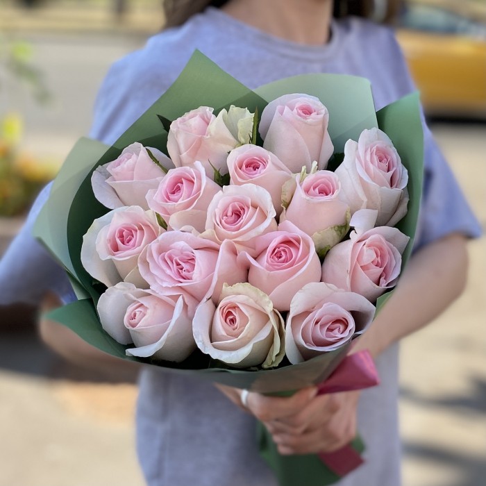 15 нежно-розовых роз Свит Ревиваль 40 см