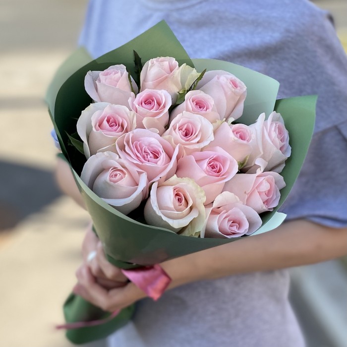 15 нежно-розовых роз Свит Ревиваль 40 см