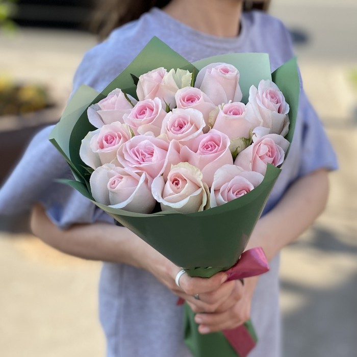 15 нежно-розовых роз Свит Ревиваль 40 см