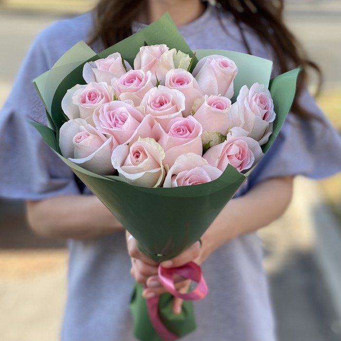 15 нежно-розовых роз Свит Ревиваль 40 см