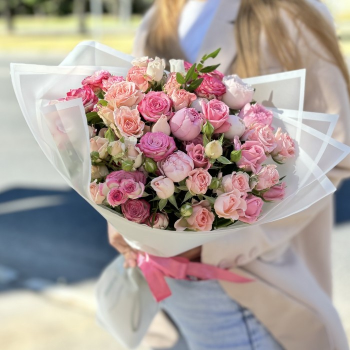 15 нежных кустовых и пионовидных роз MIX