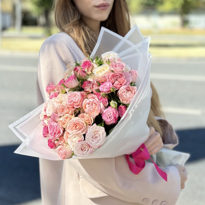 15 нежных кустовых и пионовидных роз MIX