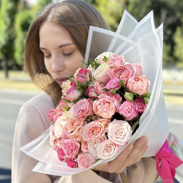 15 нежных кустовых и пионовидных роз MIX