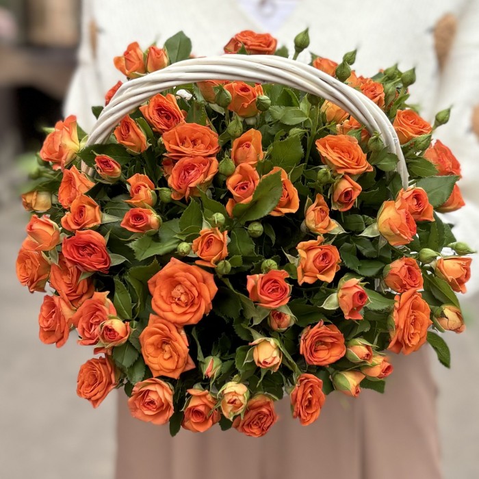 15 оранжевых кустовых роз Чарминг Бейб в корзине
