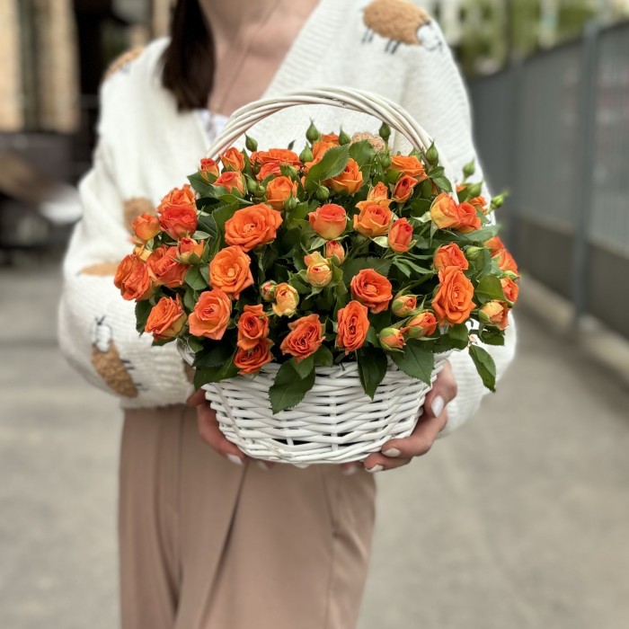 15 оранжевых кустовых роз Чарминг Бейб в корзине
