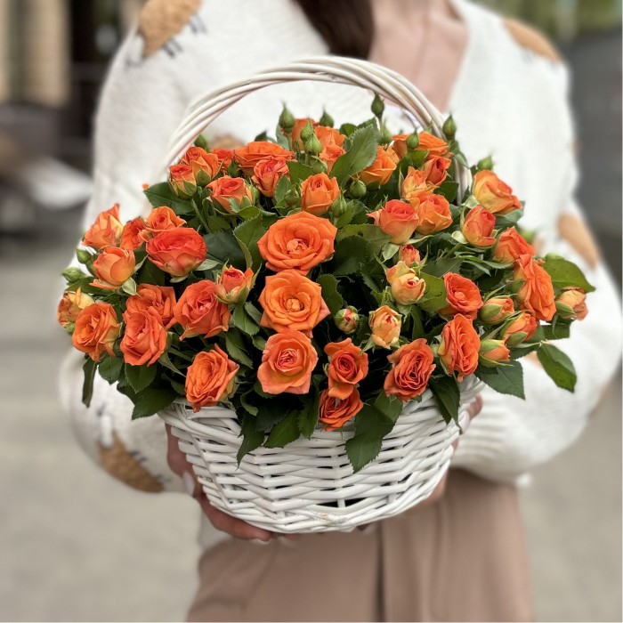 15 оранжевых кустовых роз Чарминг Бейб в корзине