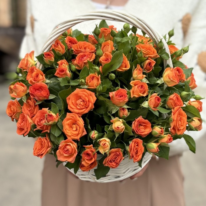 15 оранжевых кустовых роз Чарминг Бейб в корзине