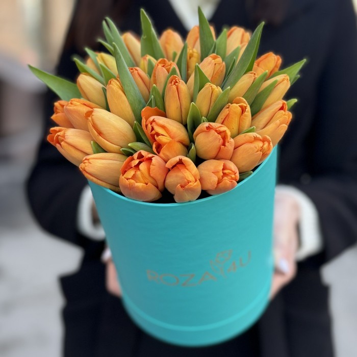 35 оранжевых тюльпанов Тайм Аут в коробке