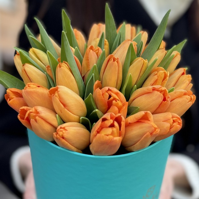 35 оранжевых тюльпанов Тайм Аут в коробке