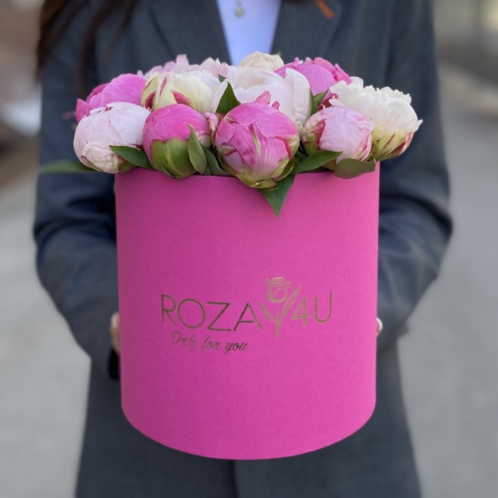 15 пионов Микс в коробке