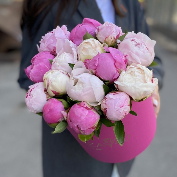 15 пионов Микс в коробке